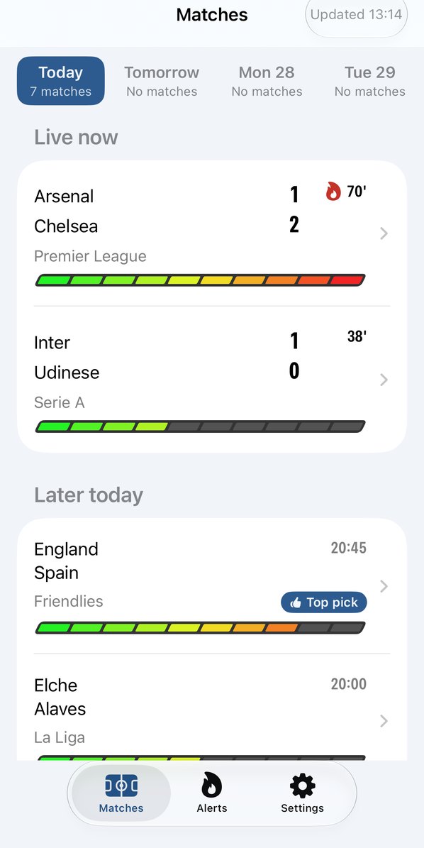 The matches screen: day tabs, live matches with their heat bars, and later matches with a Top pick.